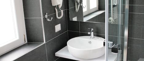 Chambre simple | Salle de bain | Douche, articles de toilette (gratuits), séchoir à cheveux, bidet