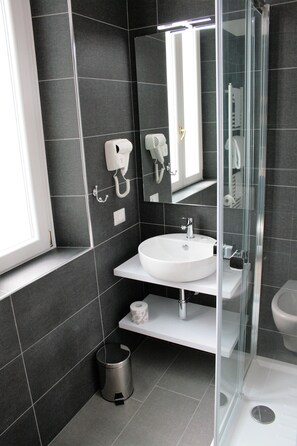Single Room | Bathroom | Shower, free toiletries, hair dryer, bidet