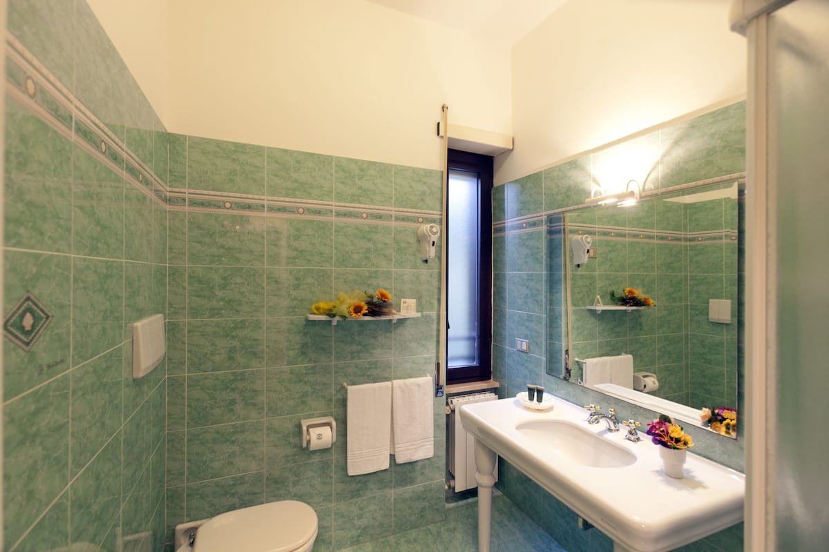 standard double room, hill view | bathroom | shower, free toiletries, hair dryer, slippers