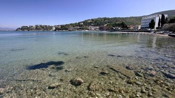 Privatstrand in der Nähe, Liegestühle, Sonnenschirme, Strandtücher