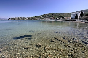 Plage privée à proximité, chaises longues, parasols, serviettes de plage