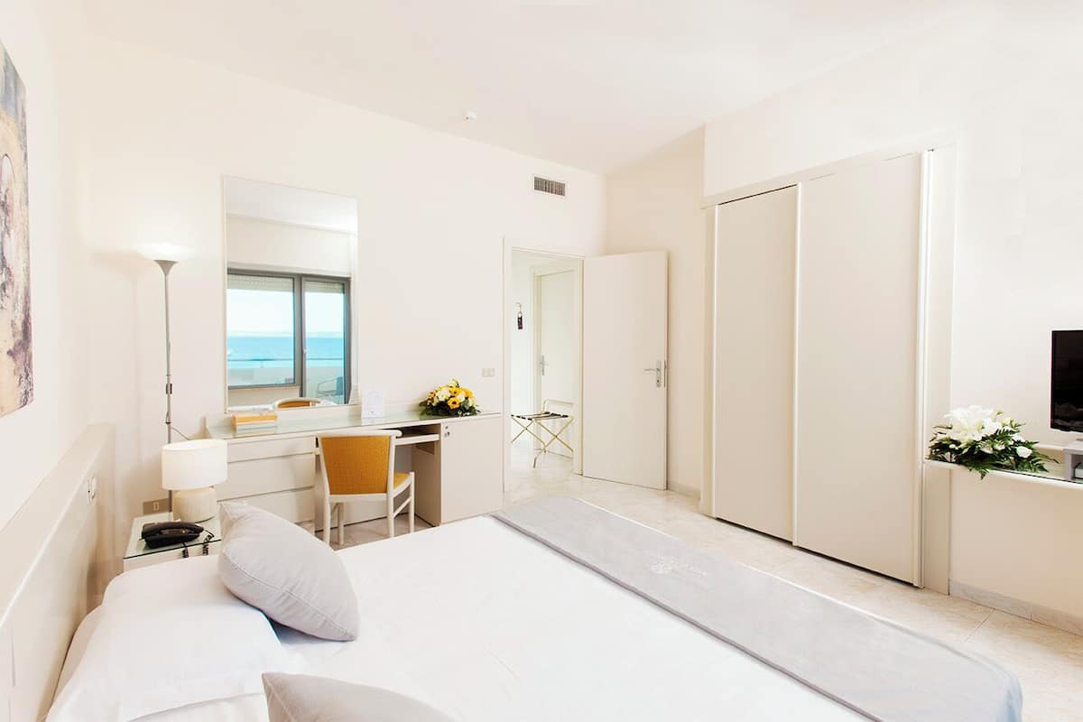 superior double room, sea view | minibar, in-room safe, desk, free wifi