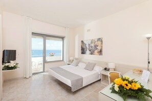 Chambre Double Supérieure, vue mer | Minibar, coffres-forts dans les chambres, bureau, Wi-Fi gratuit