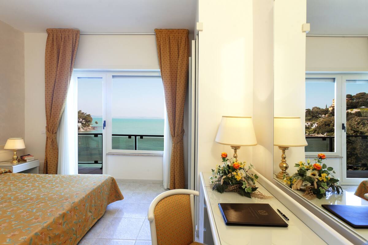 minibar, in-room safe, desk, free wifi