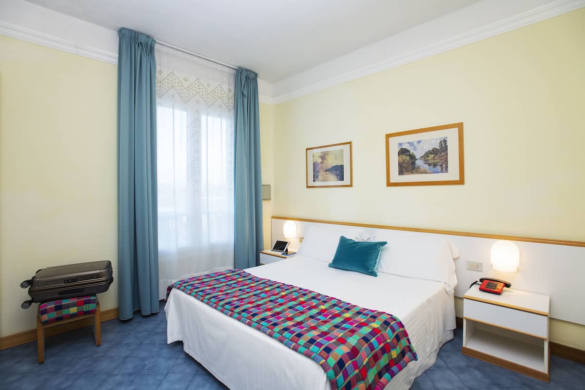 Economy tweepersoonskamer, 1 tweepersoonsbed | Een minibar, een kluis op de kamer, een bureau, geluiddichte muren