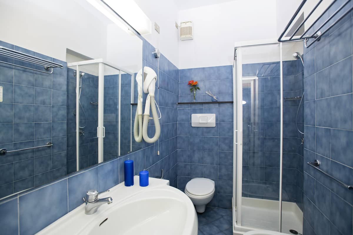 economy double room, 1 double bed | bathroom | free toiletries, hair dryer, towels