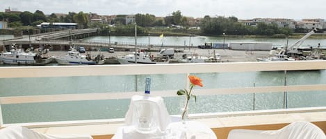 Habitación doble, balcón, vistas al puerto | Vistas desde la habitación