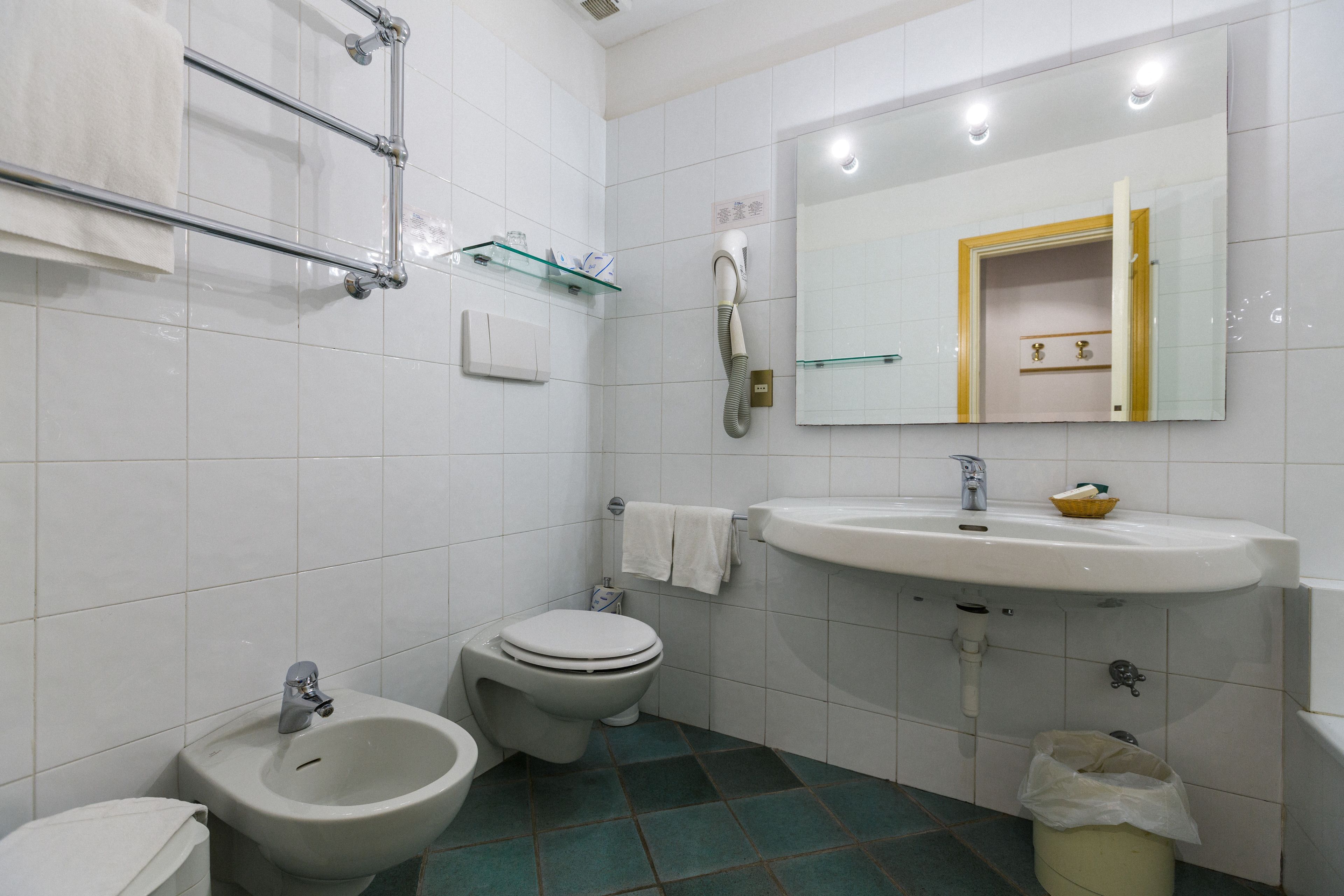 triple room | bathroom | free toiletries, hair dryer, towels