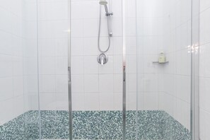 Double Room, Balcony, Harbour View | Bathroom | Free toiletries, hair dryer, towels - Hotel L'Approdo (Castiglione della Pescaia)