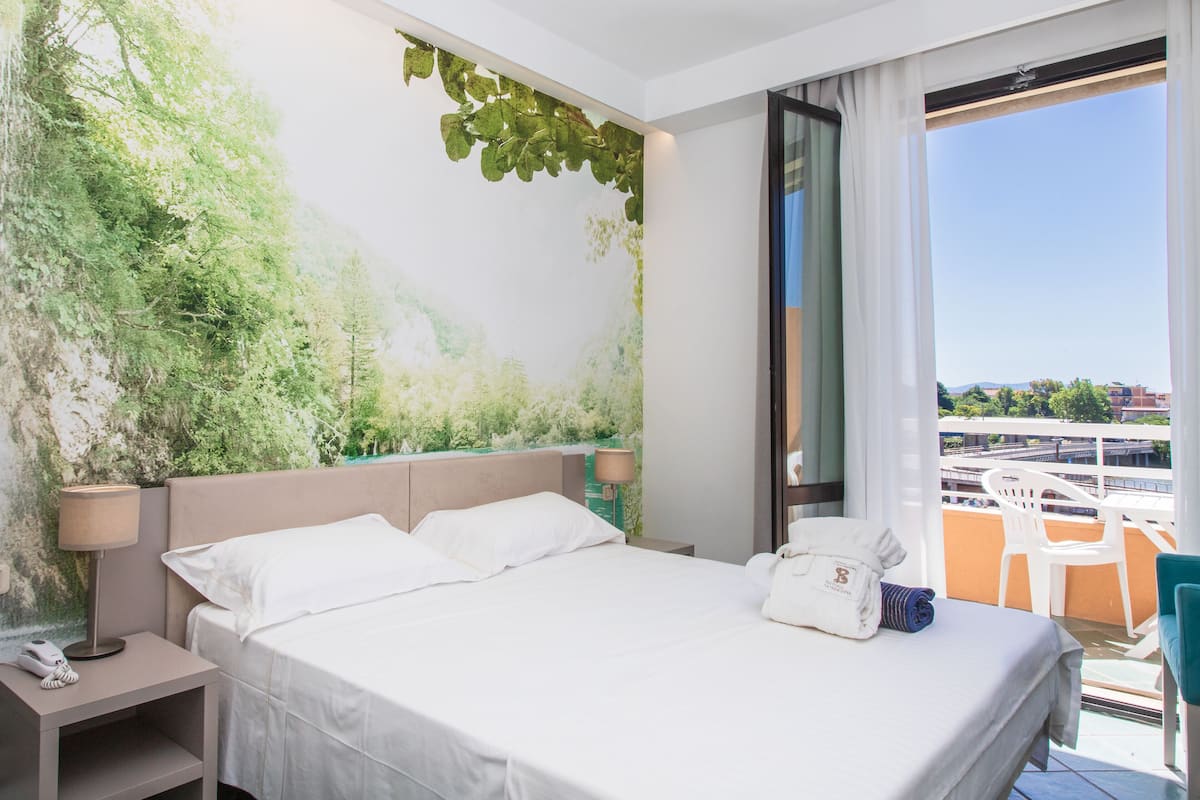 double room, balcony, harbour view | minibar, in-room safe, desk, soundproofing