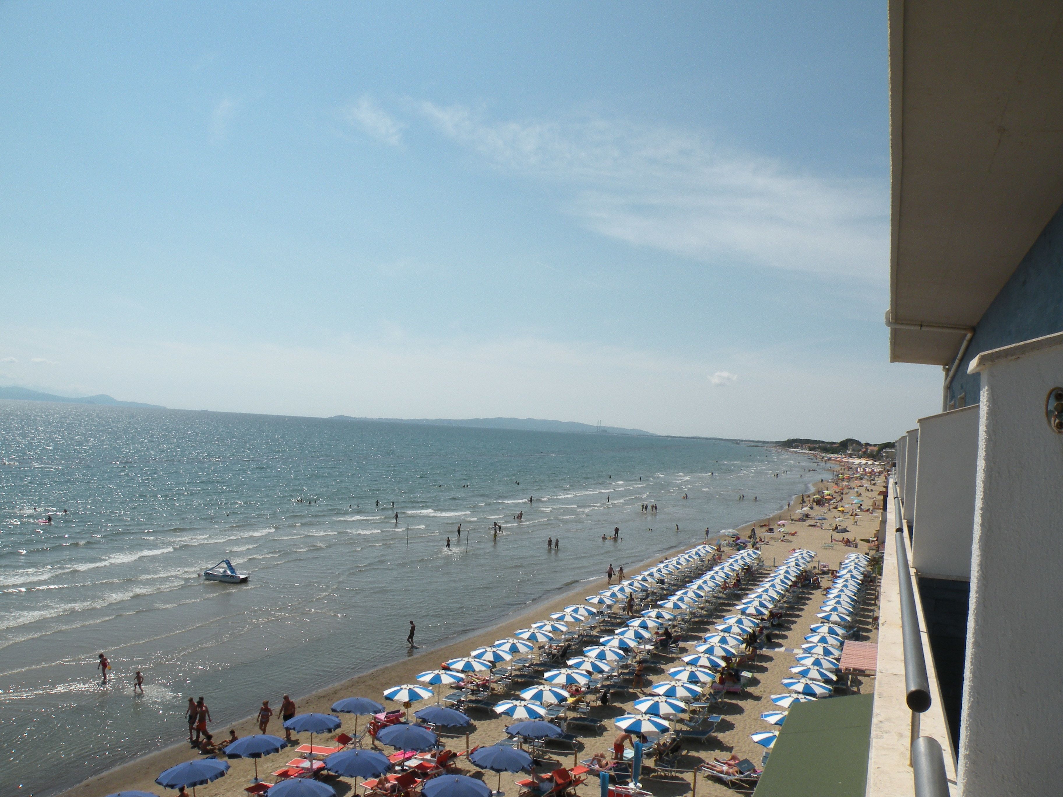 Privatstrand, Cabañas (gegen Gebühr), Liegestühle, Sonnenschirme