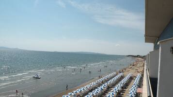 Spiaggia privata, cabine (a pagamento), lettini da mare, ombrelloni