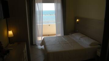 Cobrellits, minibar, caixa forta a l'habitació i escriptori