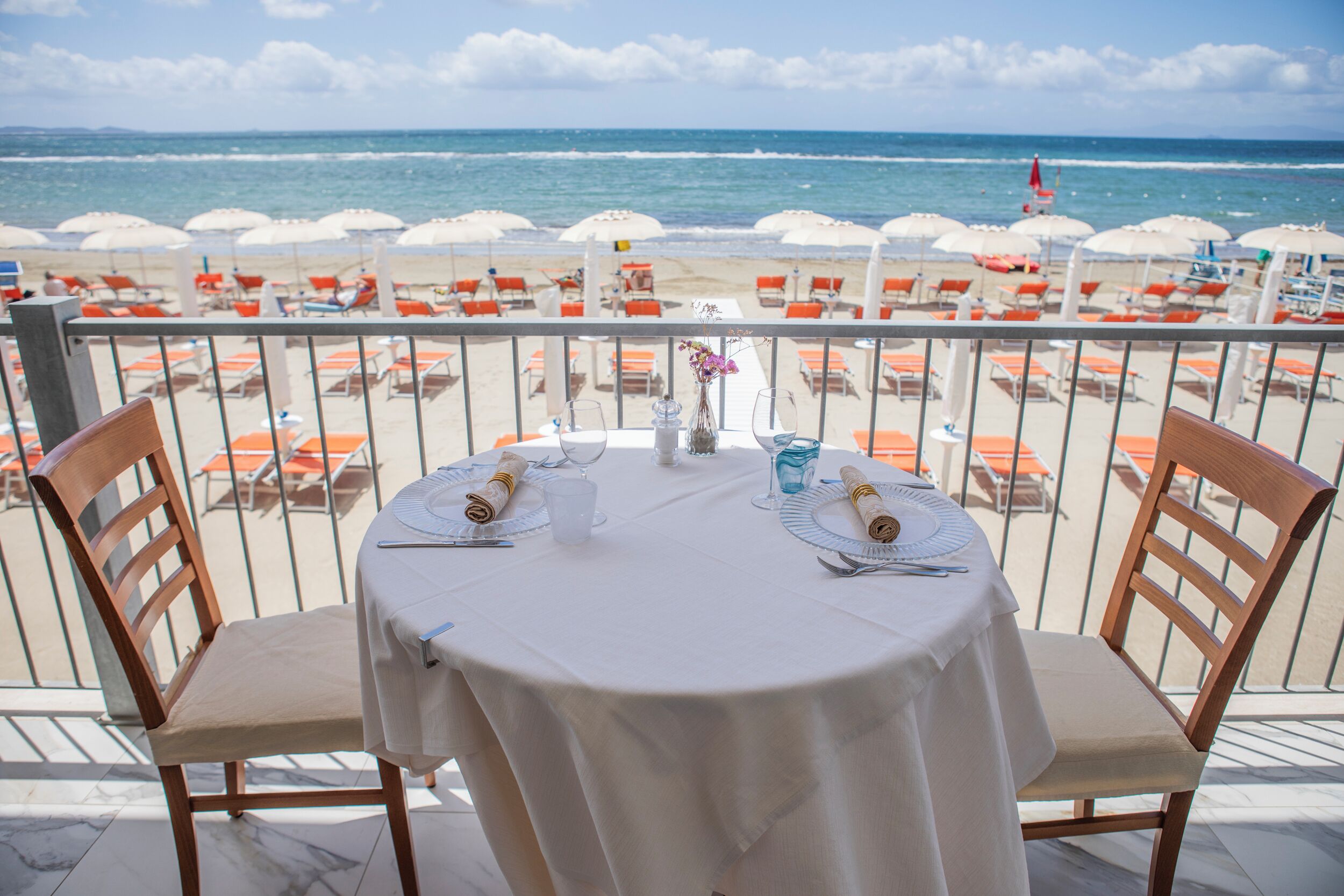 Déjeuner servi sur place, spécialités Cuisine locale, vue sur la mer 