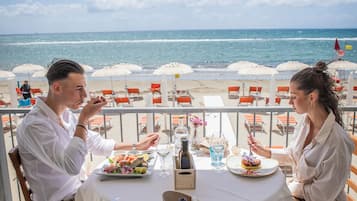 Der serveres frokost, aftensmad og lokale retter med havudsigt