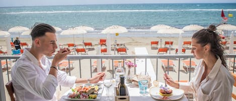 Déjeuner servi sur place, spécialités Cuisine locale, vue sur la mer