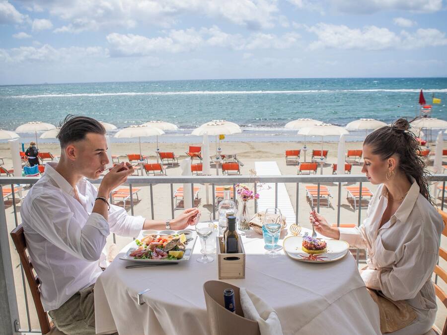 Se sirven comidas, cenas y cocina local con vista al mar