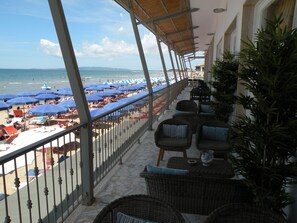Bar lounge