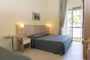 Tremannsrom – city, byutsikt | Dundyner, minibar, safe på rommet og skrivebord