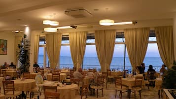 Food-Court