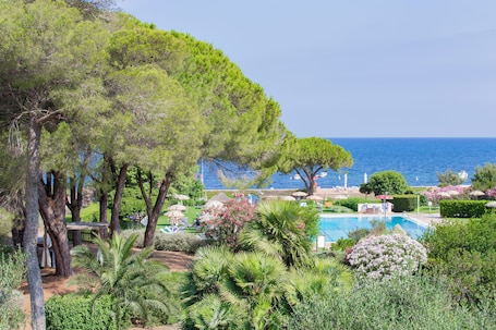 Roupas de cama antialérgicas, frigobar, cofres nos quartos, escrivaninha. Hotel Fabricia