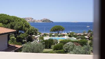 Hypo-allergenic bedding, minibar, in-room safe, desk