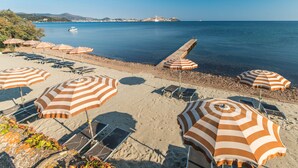 A beach with striped umbrellas and sun loungers. - Hotel Fabricia (Portoferraio)