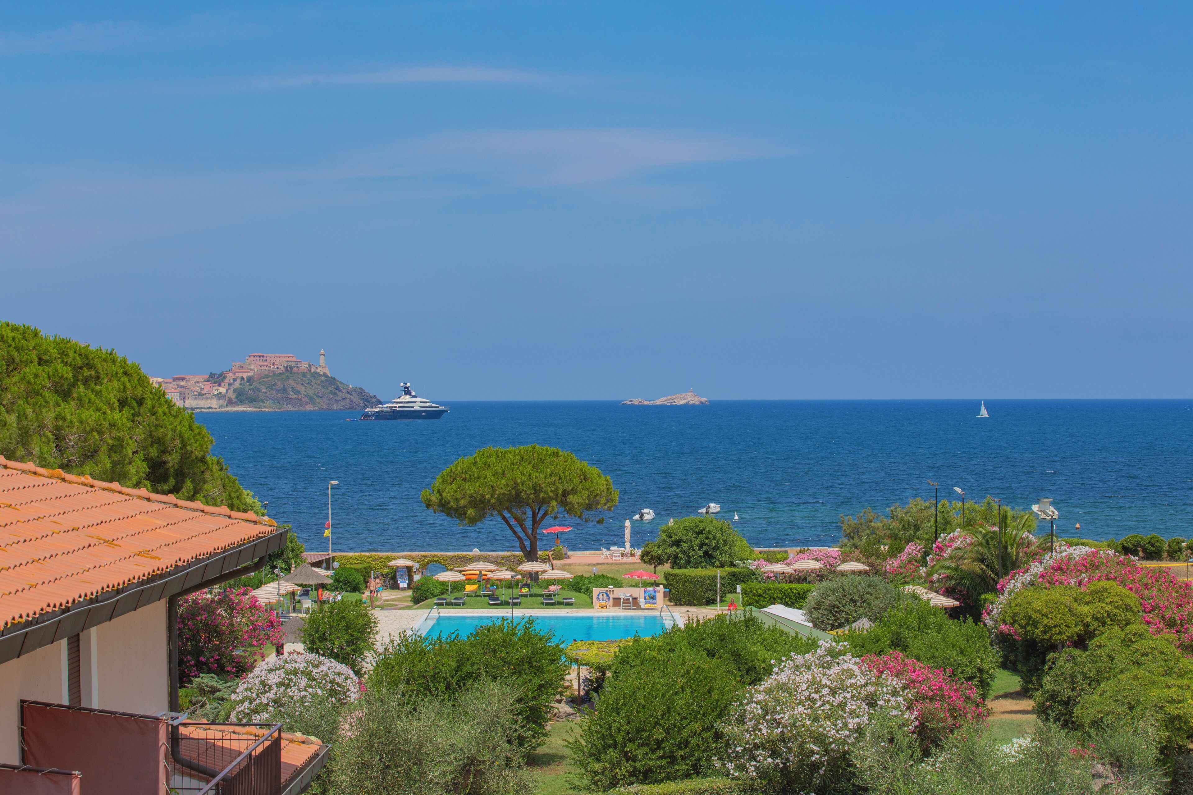 Deluxe kamer, uitzicht op zee | Hypoallergeen beddengoed, een minibar, een kluis op de kamer, een bureau