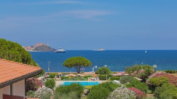 Deluxe kamer, uitzicht op zee | Hypoallergeen beddengoed, een minibar, een kluis op de kamer, een bureau