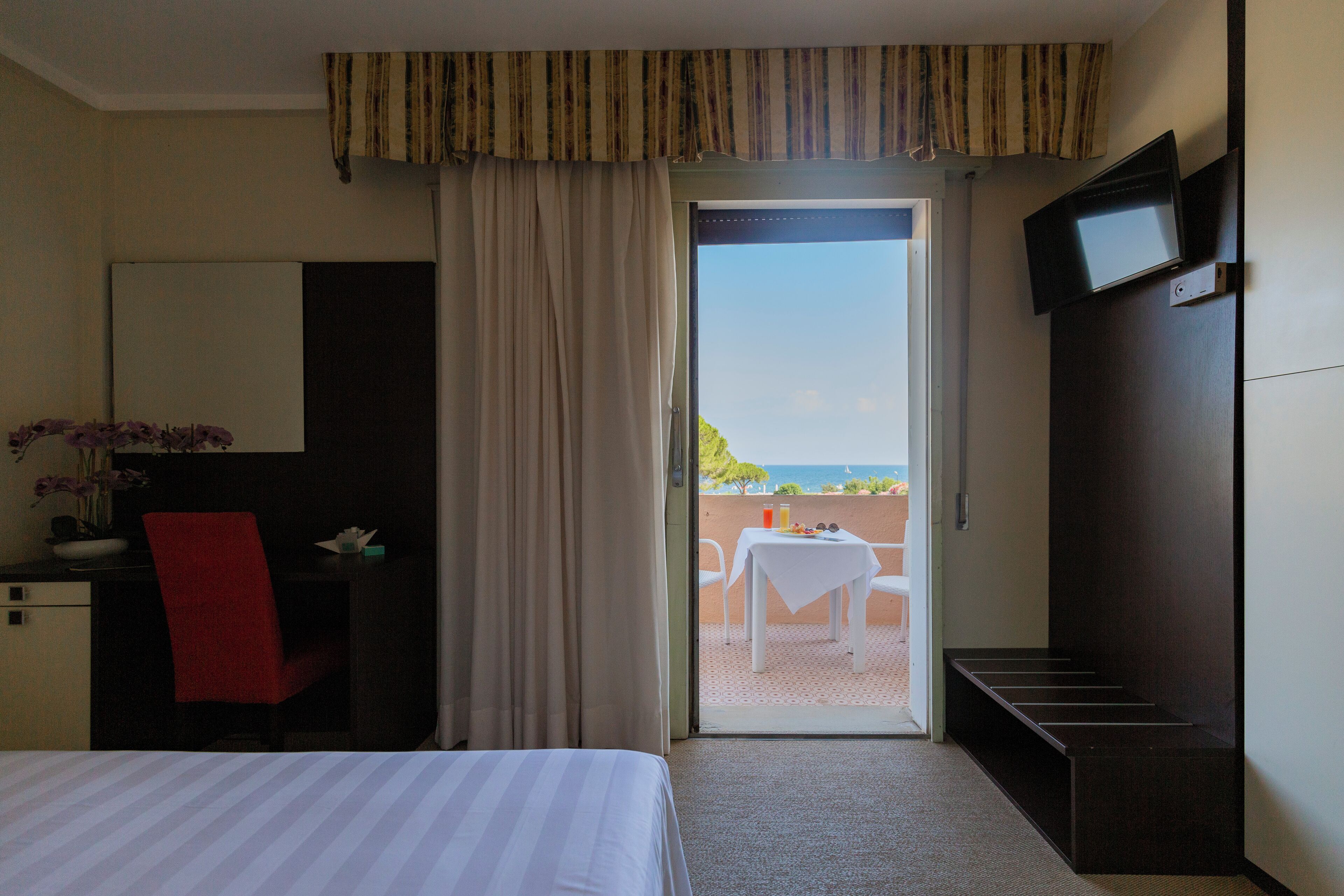 Allergikerbettwaren, Minibar, Zimmersafe, Schreibtisch