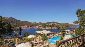 Seasonal outdoor pool, pool umbrellas, sun loungers