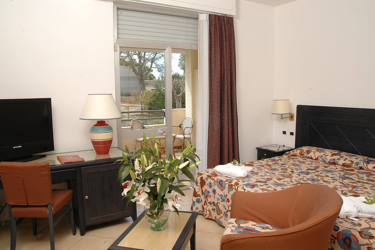 1 slaapkamer, een minibar, een kluis op de kamer, een bureau