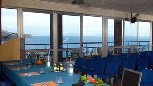 A conference room with a long table, chairs, and a laptop. - JR Resort Elba International (Capoliveri)