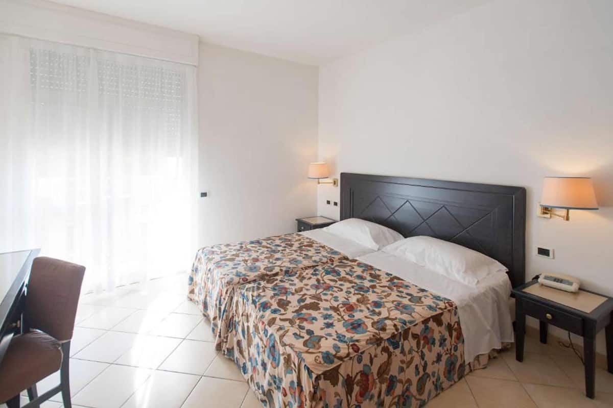 1 slaapkamer, een minibar, een kluis op de kamer, een bureau