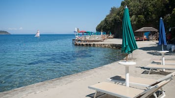 Privatstrand, Liegestühle, Sonnenschirme, Strandbar