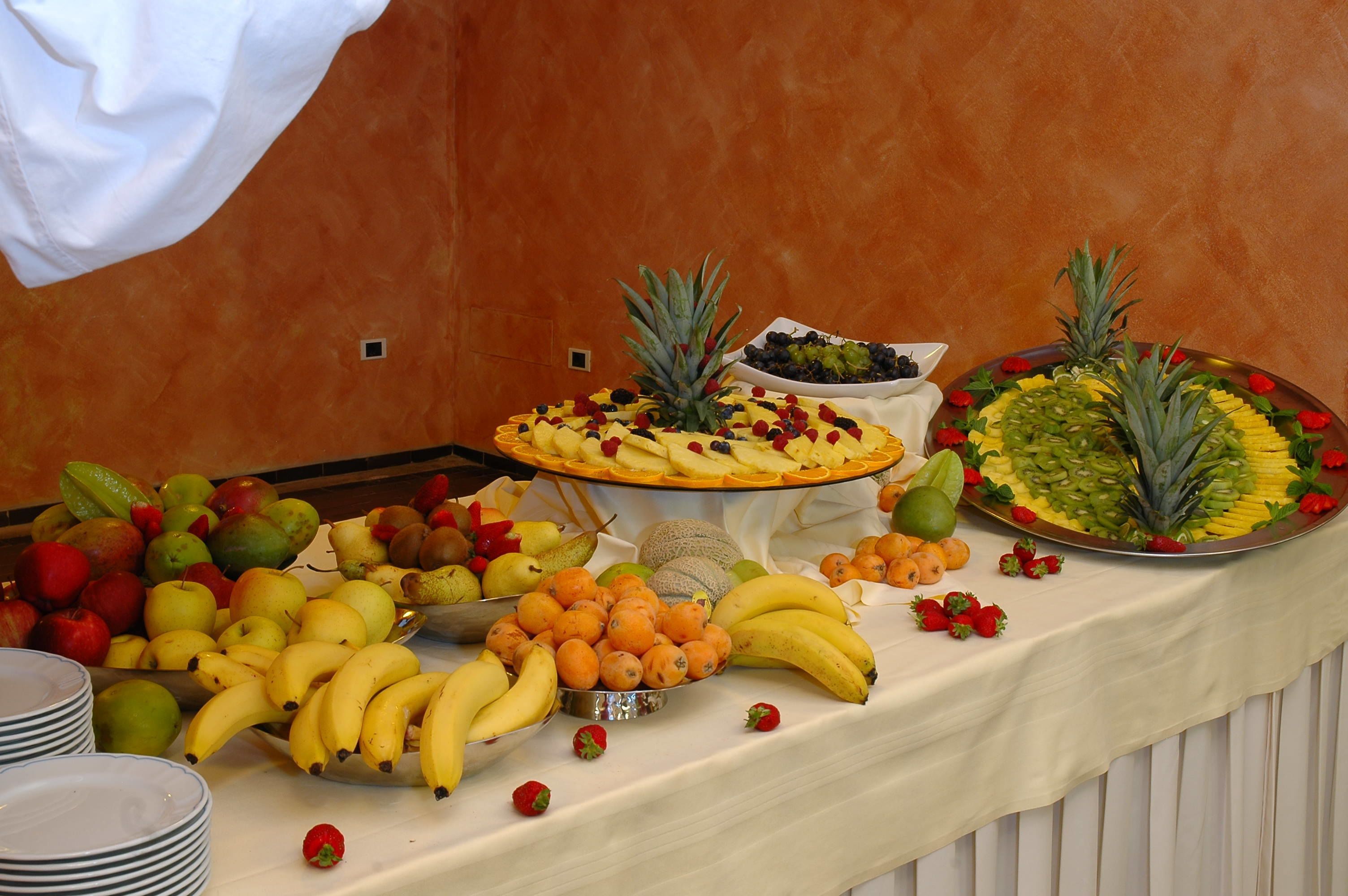 Ein reichhaltiges Buffet mit verschiedenen Früchten und Gemüsesorten.