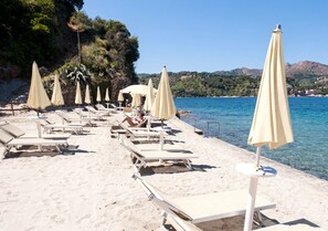 Spiaggia privata, lettini da mare, ombrelloni, un bar sulla spiaggia