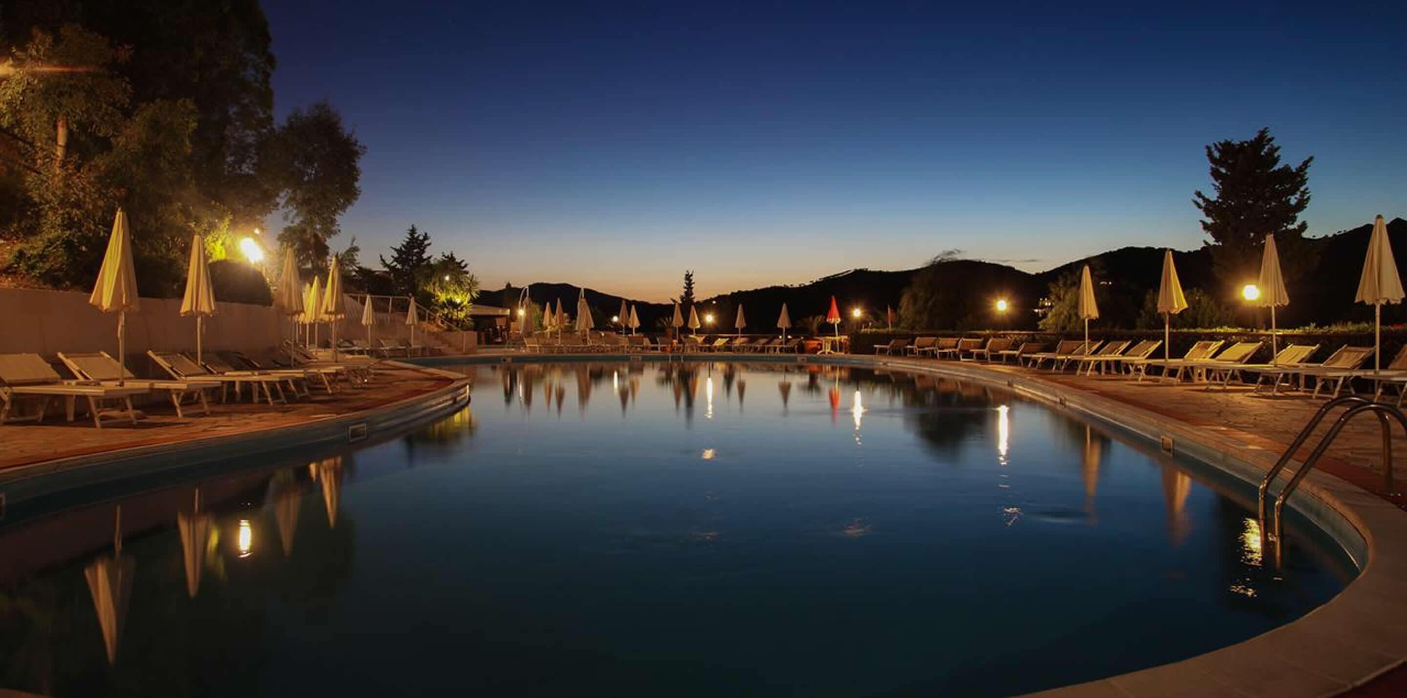 Piscine extérieure (ouverte en saison), parasols de plage
