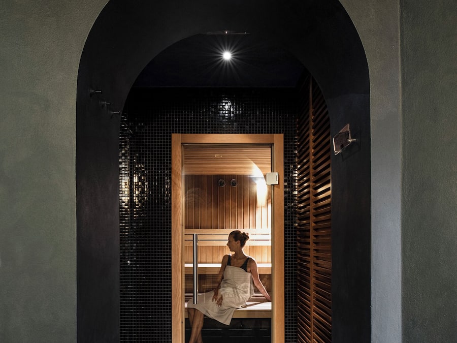 Sauna, hot tub, Turkish bath/hammam, body treatments, facials