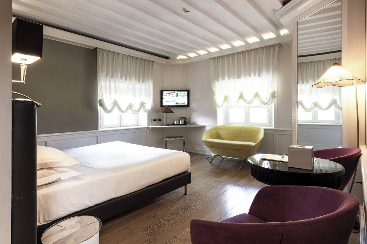 ميني بار وخزنة داخل الغرفة ومكتب ومكواة/لوح كي