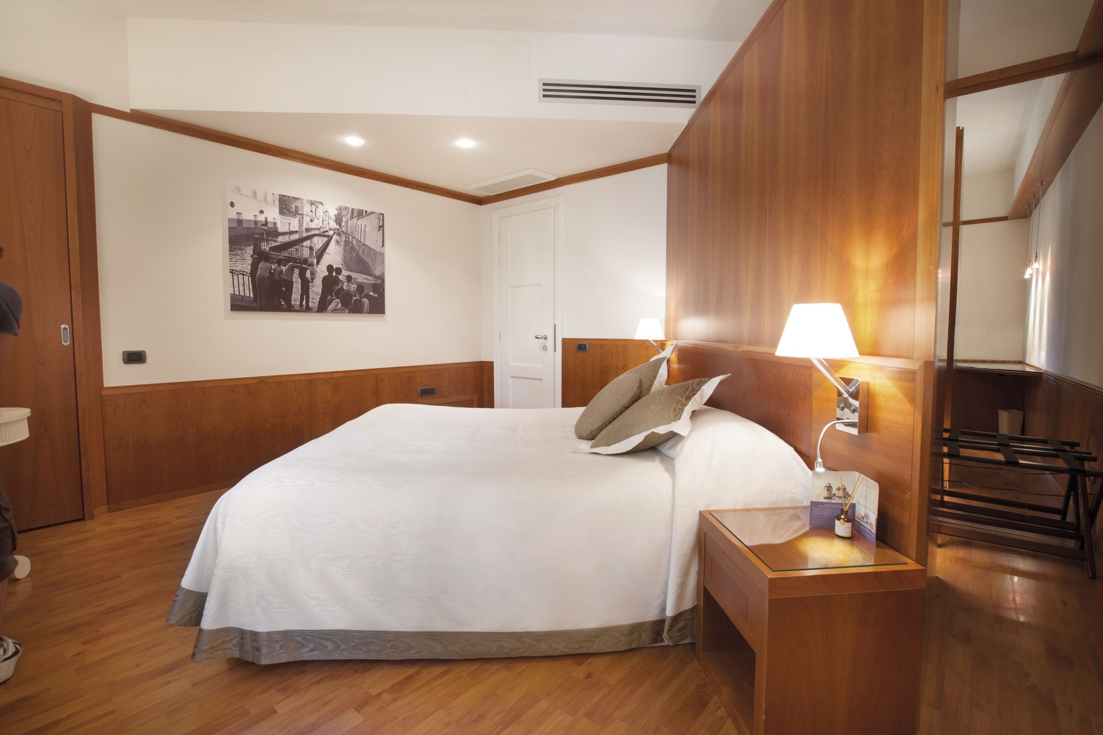 superior double room | 1 bedroom, minibar, in-room safe, desk