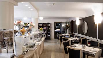 Petit déjeuner buffet (15 EUR par personne)