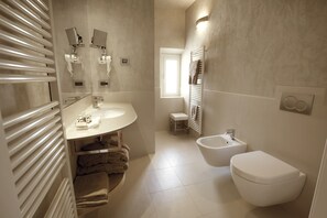 デラックス ダブルルーム | バスルーム | シャワー、バスアメニティ (無料)、ヘアドライヤー、スリッパ