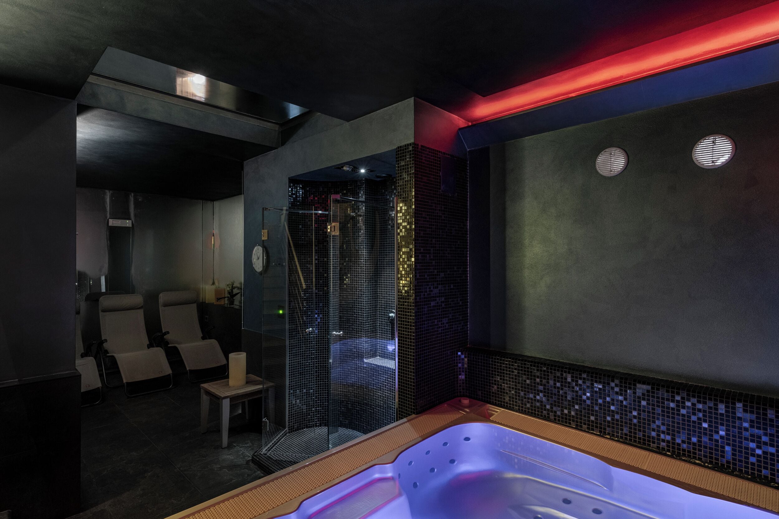 Sauna, hot tub, Turkish bath/hammam, body treatments, facials