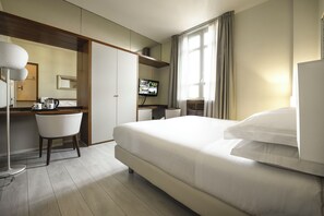 Classic Double Room | Minibar, in-room safe, desk, iron/ironing board - Albergo Celide (Lucca)