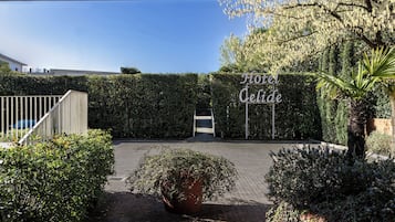 Entrada de hotel com placa indicando