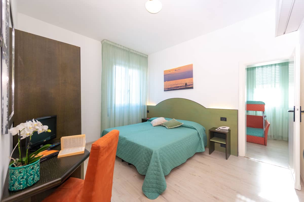 Habitación cuádruple | Minibar, caja de seguridad en la habitación y escritorio