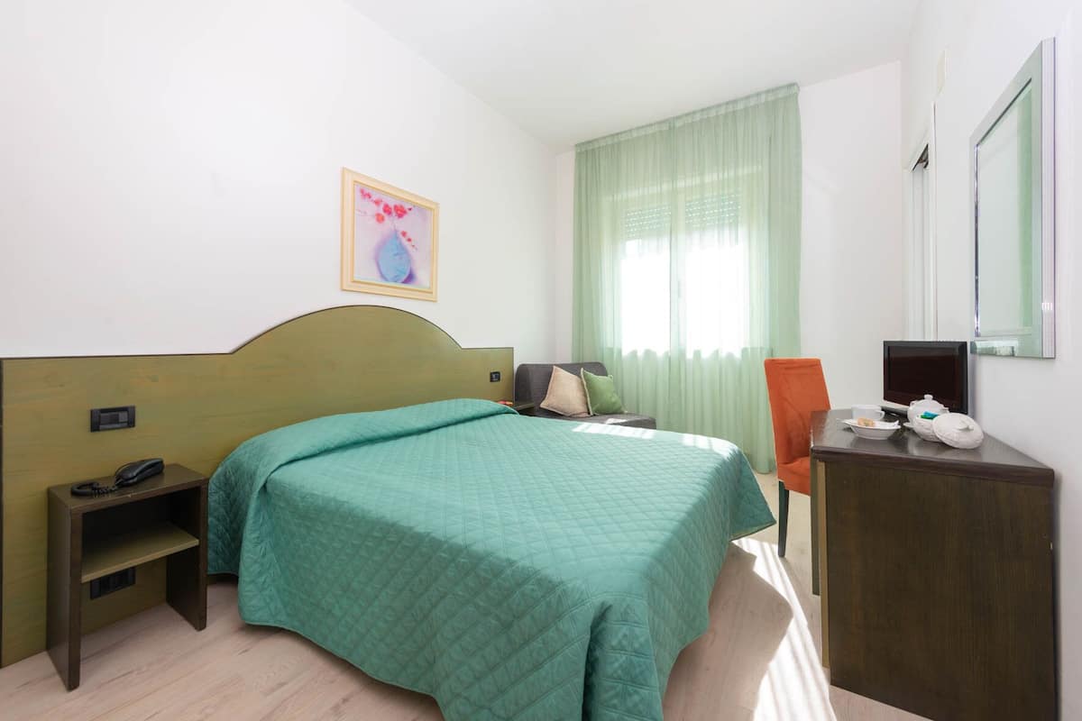 Habitación doble | Minibar, caja de seguridad en la habitación y escritorio