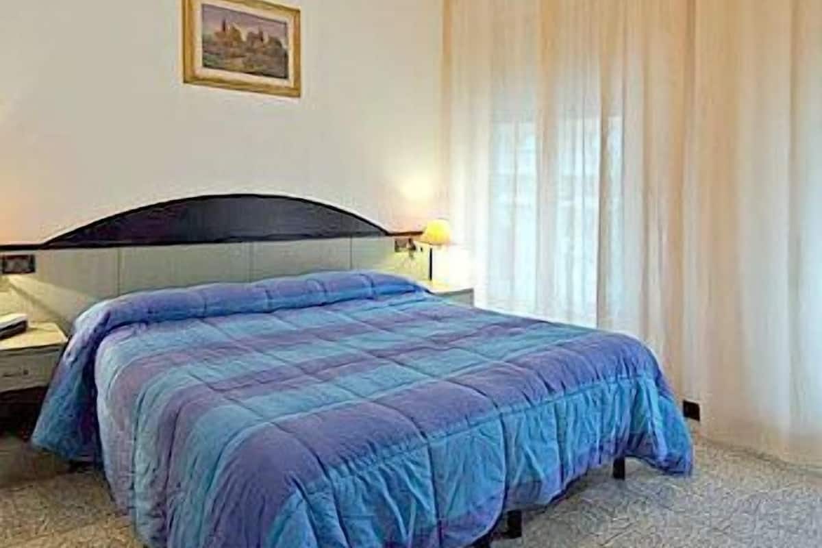 Minibar, caja de seguridad en la habitación y escritorio