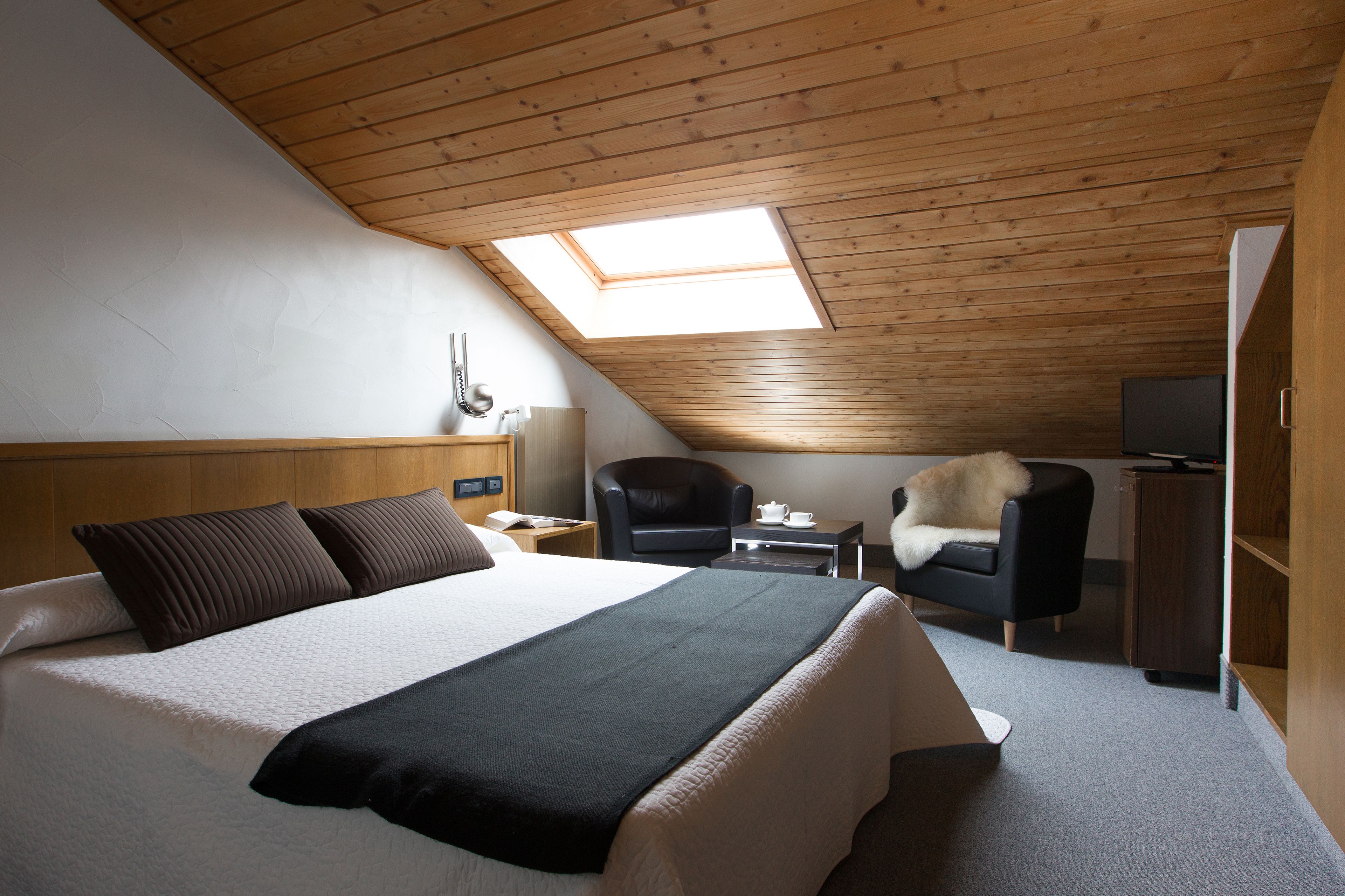 economy double room | minibar, in-room safe, desk, blackout curtains